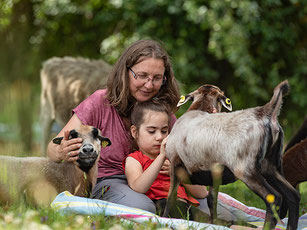 Andrea Göhring vom Förderverein "Bauernhoftiere bewegen Menschen" bietet vielfältige Möglichkeiten für eine hautnahe Begegnung und Auseinandersetzung mit Bauernhoftieren